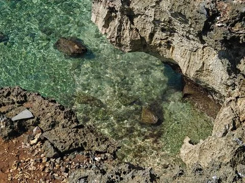 High Angle View of Crystal Clear Tropical Water and Coastal Rock Formations Fotos de archivo