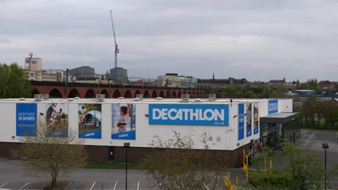 High angle view of Decathlon store in Stockport Vídeos de archivo 189410994