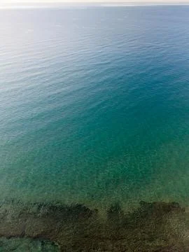 High Angle View of Deep Blue Ocean Surface with Submerged Reef Stock-Fotos