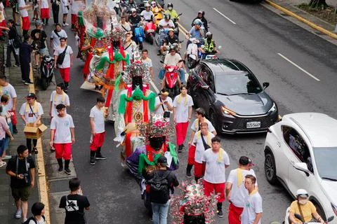 High-Angle View of Deity Statue and Crowd at Xiahai City God Parade Stock-Fotos