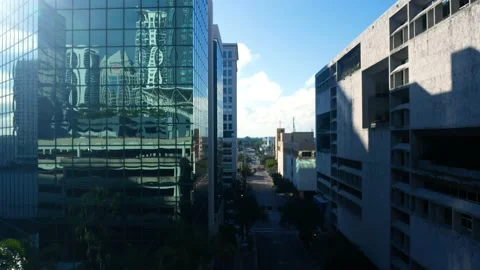 High angle view of Downtown Fort Lauderdale, sun brightly reflects against Vídeos de archivo 171396738