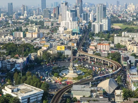 High-angle view of downtown rotary with monument, skytrain and expressway Vídeo Stock 83051969