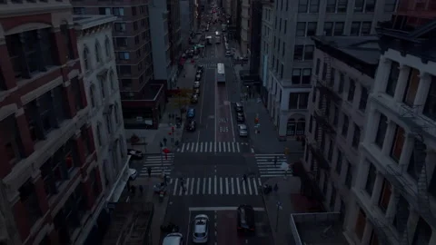 High angle view of downtown street. Forwards fly above cars and buses waiting at Vídeo Stock 166404242
