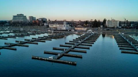 High Angle View of Empty Marina Boat Slips and Yacht Club at Twilight Dawn Stock-Fotos