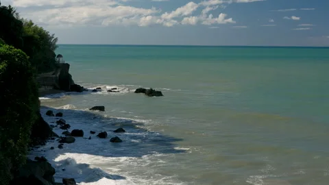High Angle View of Foamy Ocean Waves Breaking on Cliff Vídeo Stock 347979528