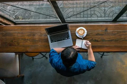 High angle view of freelancer writing notes Foto stock