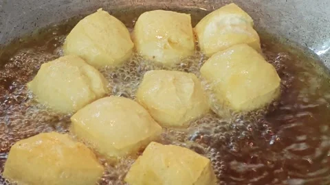 High angle view of golden white tofu cubes deep frying in hot oil. Vidéo 344556435