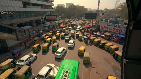 High Angle View of Heavy Traffic Jam with Auto Rickshaws in Delhi 動画素材 335896011