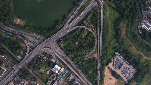 High angle view of Hebbal Flyover and lake surrounded by greenery in Bengal.. Stockbeeldmateriaal 339560342