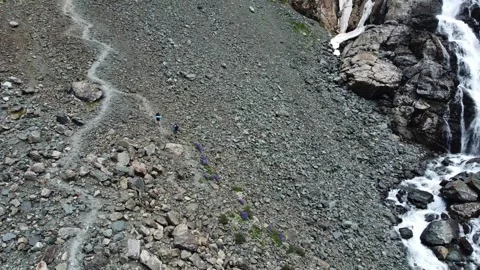 High angle view of hikers on zig zag trail on steep rocky scree slope Vidéo 334625155