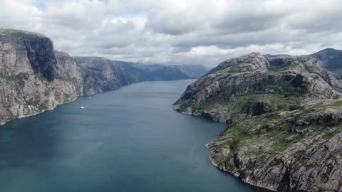 High angle view of a huge river between rocky mountains with ships sailing Stock Footage 154580475