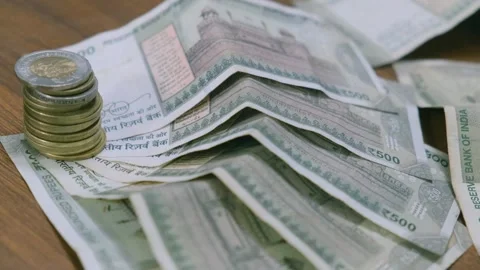 High angle view of Indian five hundred rupee notes and stacked coins Vidéo 332228090