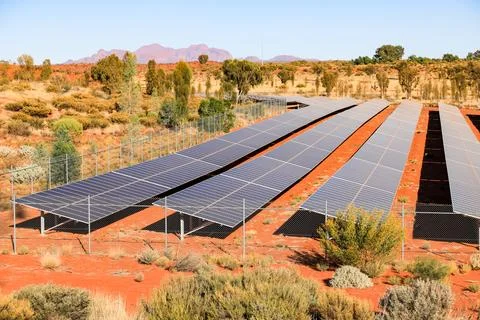 A high-angle view of a large solar farm in the Australian outback Foto stock