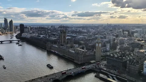 High angle view of London's skyline with the Houses of Parliament, Big Ben Vídeos de archivo 337810300