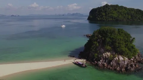 High-angle view of a longtail boat moored by a sandbar spit at Ko Poda islan Video stock 348009648