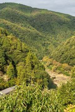 High angle view of a lush mountain valley and river in Kyoto, Japan Stock-Fotos