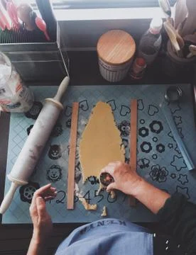 High Angle View Of Man Cutting Cookie Dough Foto stock