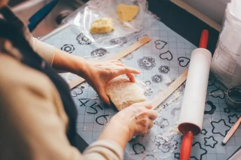 High Angle View Of Man Cutting Cookie Dough Foto stock