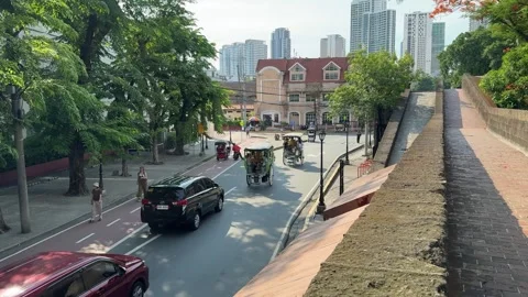 High angle view of a moving kalesa and traffic in Intramuros 4K 库存影片 337457737