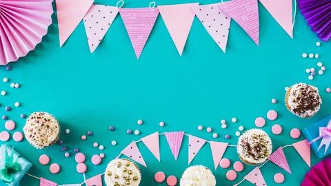 High angle view muffins with party accessories green surface Resolution and Foto stock