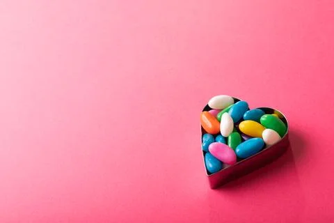 High angle view of multi colored candies in heart shape container by copy space Fotos de archivo