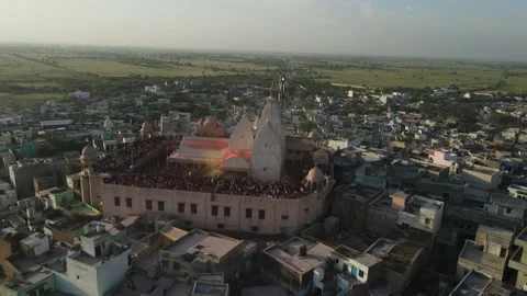 High angle view of the Nandgaon temple in surrounded with city buildings in Vídeo Stock 196310402