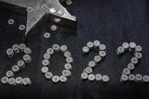 High angle view of New Years 2022 as Swiss coins on a black shiny background. Foto stock