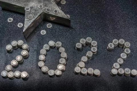 High angle view of New Years 2022 as Swiss coins on a black shiny background. Stock-Fotos