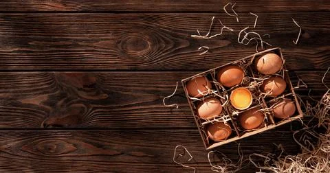 High angle view of organic eggs on wooden background Stock Photos