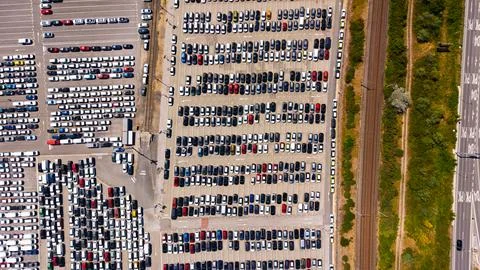 High angle view of organized car rows in an outdoor distribution hub. Hundr.. 스톡 사진