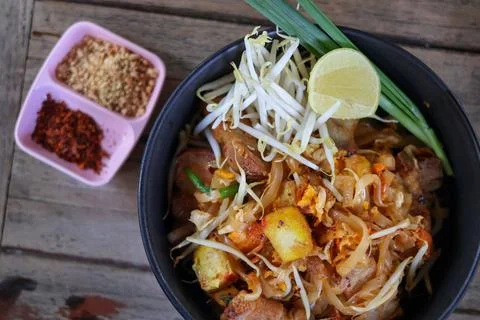 High angle view of Pad Thai with Crispy Pork Belly (Pad Thai Moo Krob) Foto stock