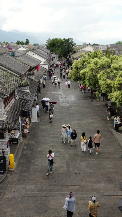 High angle view of people walking at Fuxing Road in Dali Ancient Town Vidéo 329461599
