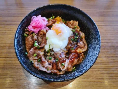 High Angle View of Rice with Beef and Egg in Black Bowl Foto stock