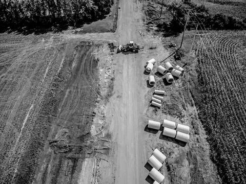 High angle view of a road construction project cutting through an agricultural Foto stock
