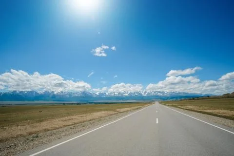 High Angle View Of Road Leading To Mountains. Foto stock