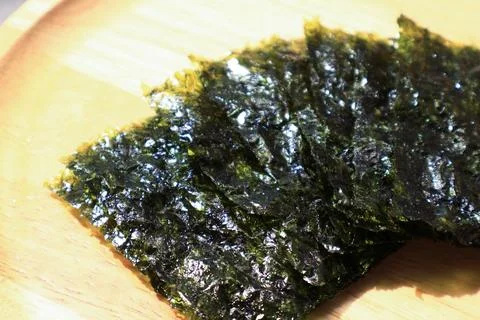 High angle view of roasted seaweed on wooden board Foto stock