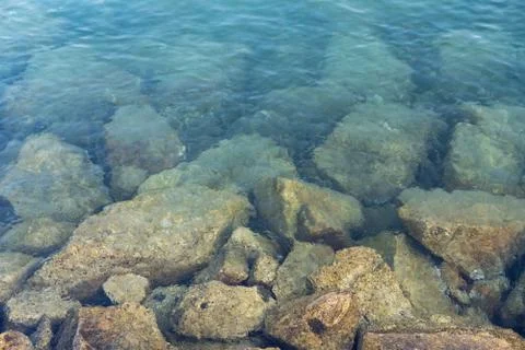 High angle view. Rock under clear water shore. Thailand. Foto stock