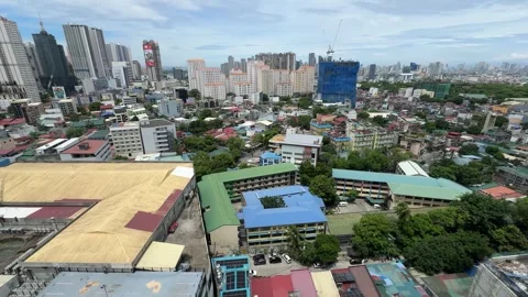 High angle view of a school campus and city skyline in Mandaluyong Vídeos de archivo 337951061