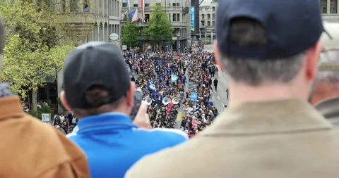 High angle view of Sechseläuten parade from Urania bridge Video stock 333838198