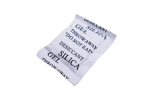 High-angle view of a single white silica gel desiccant packet placed diagon.. Fotos Stock