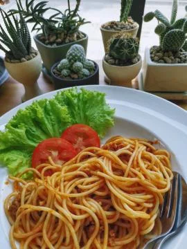 High Angle View of Spaghetti with Sliced Tomatoes Foto stock