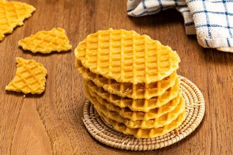 High angle view stack of homemade crispy waffles on bamboo mat. High angle... Foto stock