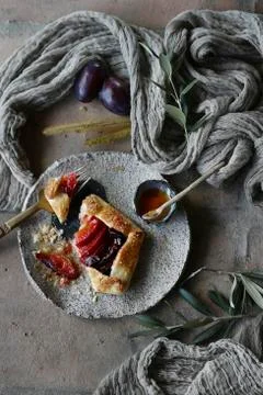 High angle view of tart by textile in plate Foto stock
