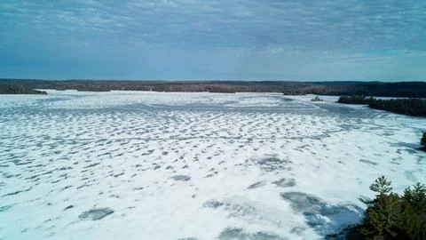 High Angle View of Textured Winter Ice Sheets and Frozen Kennisis Lake Horizo Fotos Stock