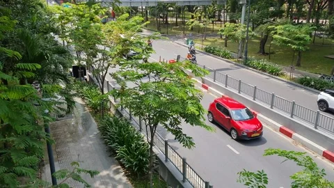 High angle view of traffic entering Tan Son Nhat airport tunnel in Saigon Vídeos de archivo 331193183