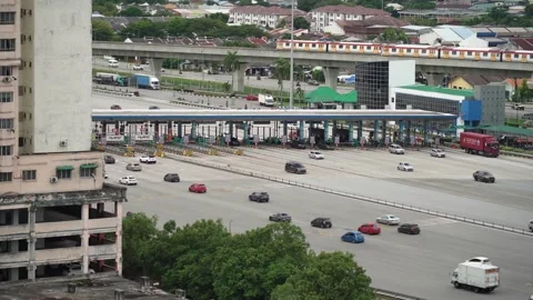 High angle view of the traffic in the morning at Sungai Besi toll,Malaysia Vidéo 319893015