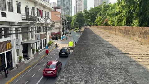 High angle view of traffic next to historic Intramuros wall 4K Vídeos de archivo 337457690