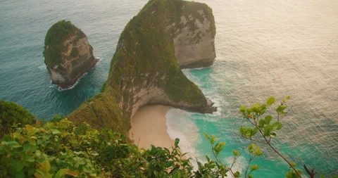 High angle view of tropical coastline and sandy Kelingking beach on Nusa Penida Stock-Footage 343234248