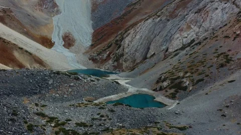 High angle view of turquoise heart shaped lake in rocky mountain gorge 스톡 동영상 334326683