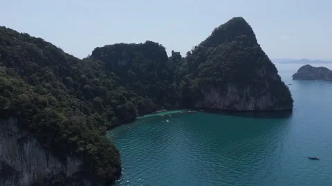 High angle view of turquoise lagoon and tropical coastline in Krabi Vídeos de archivo 333864870